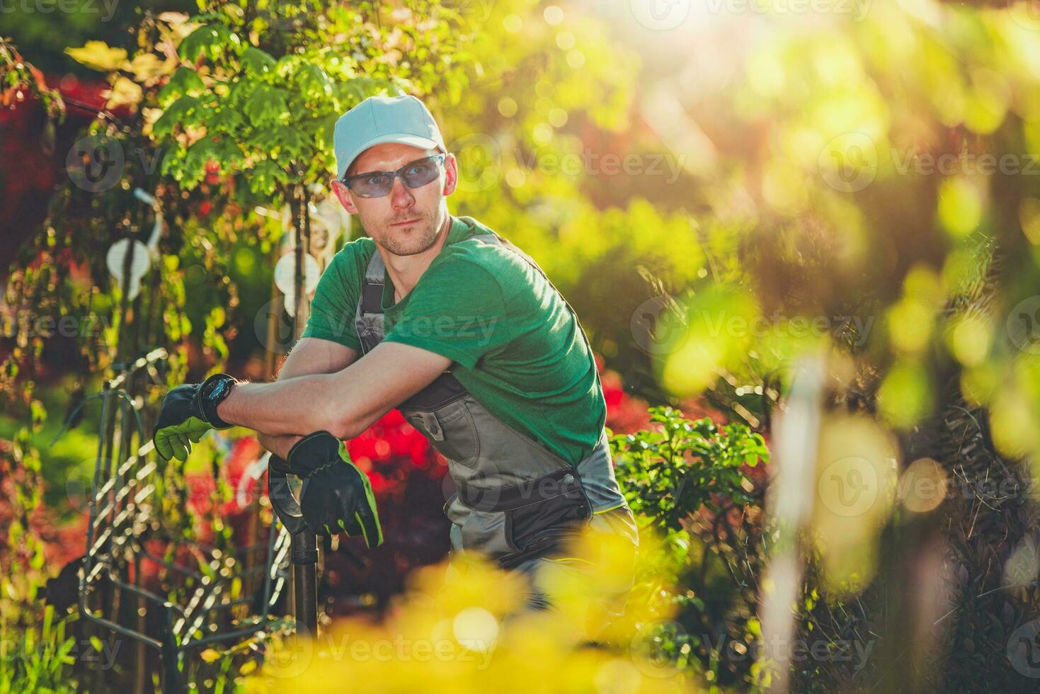 jardinier profiter le sien jardin photo