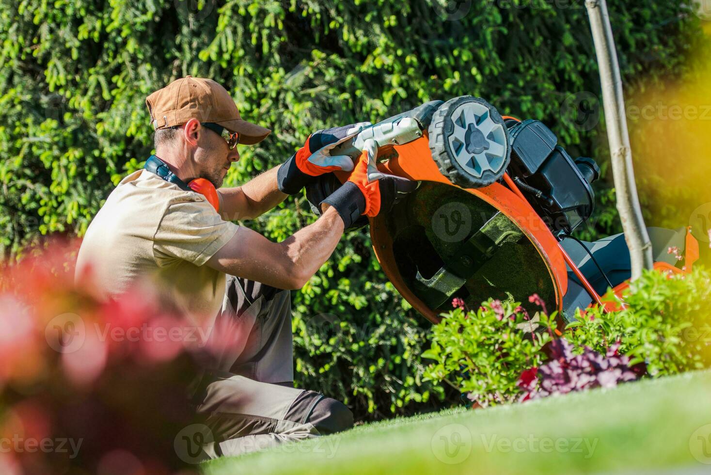 professionnel jardinier vérification le sien pelouse tondeuse photo