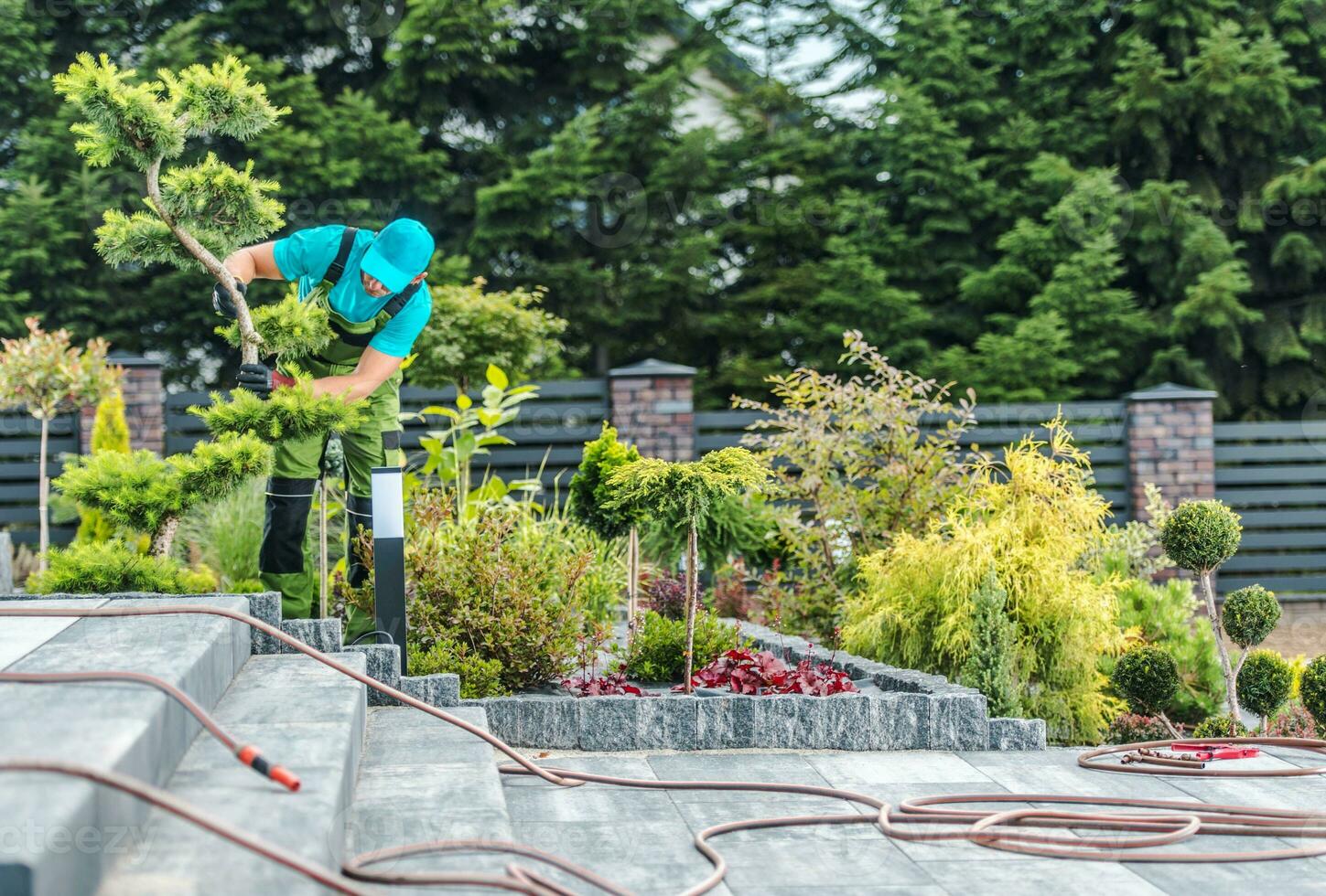 jardinier travail dans une jardin photo