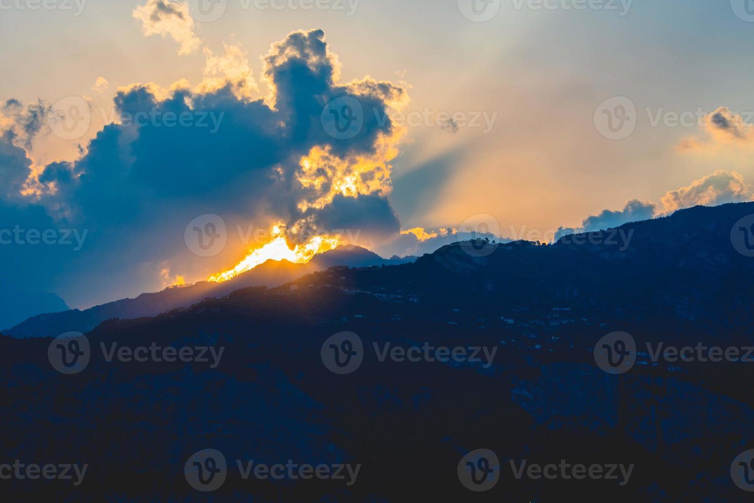 lumières et ombres du coucher de soleil sur le lac de garde photo