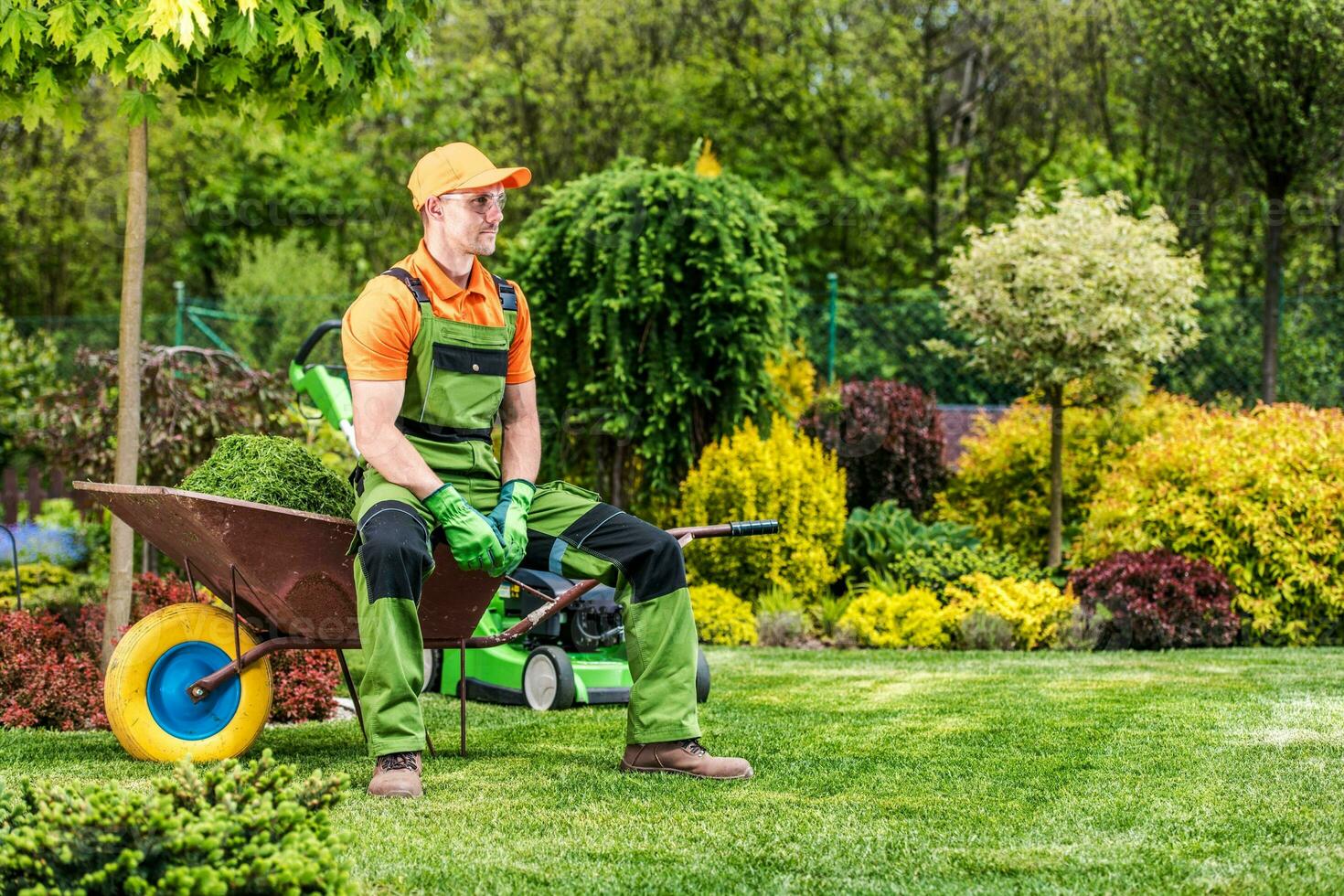 jardinier se détendre sur brouette photo