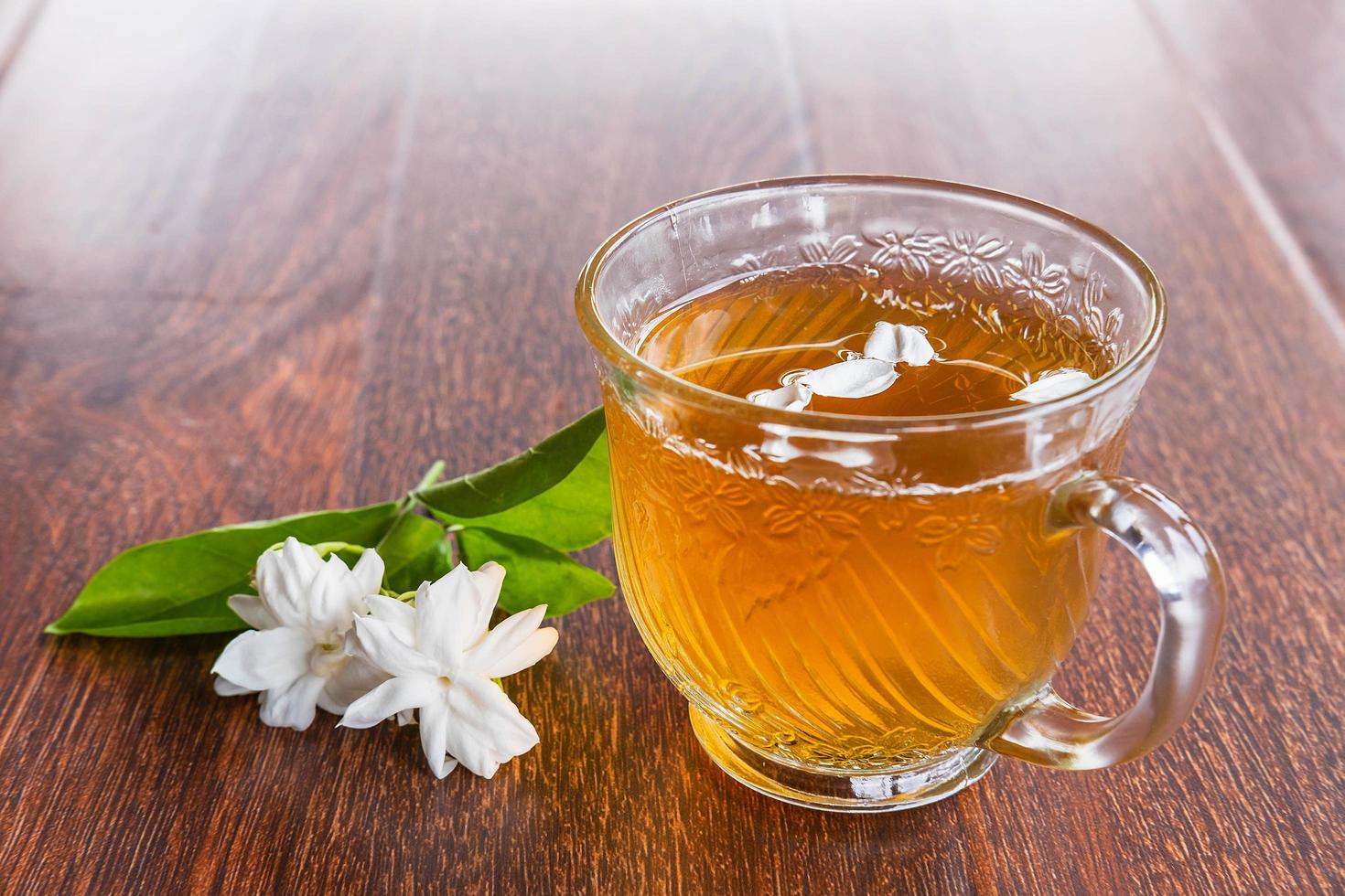 une tasse de thé et des fleurs sur la table photo