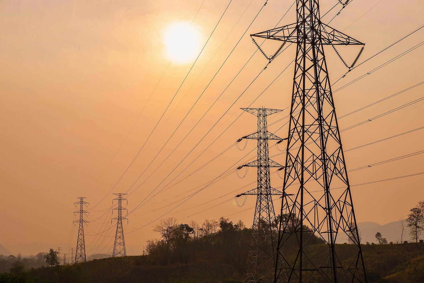 poteau haute tension sur la montagne photo