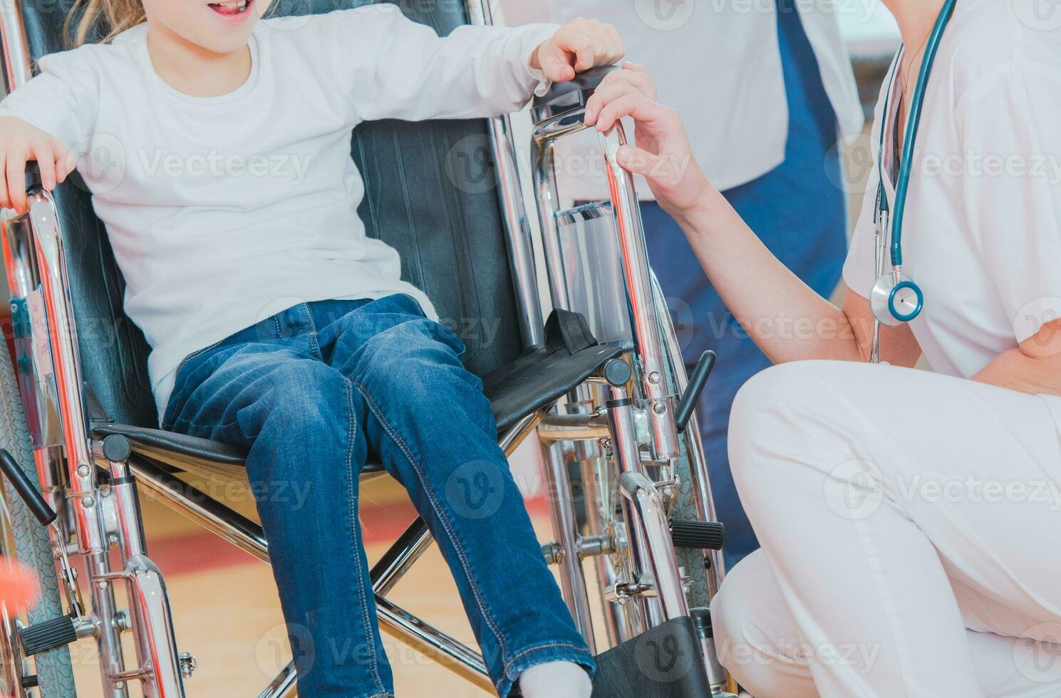 fille sur une fauteuil roulant dans hôpital photo