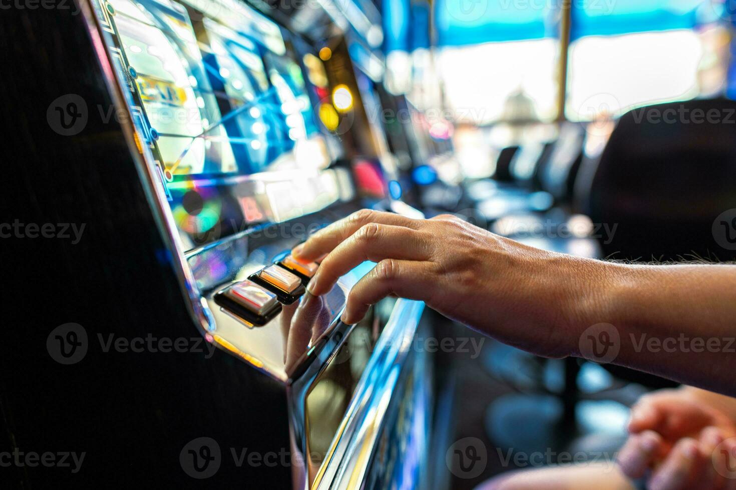 joueur pressage fente machine bouton dans le casino photo