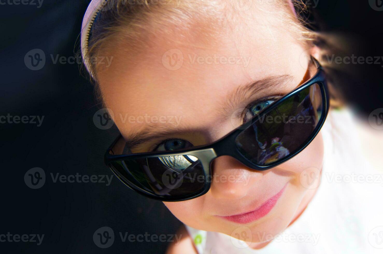 fille à lunettes de soleil photo