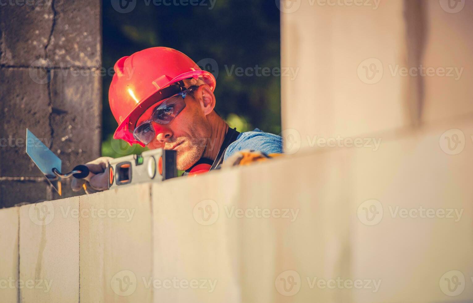 caucasien le maçon ouvrier photo