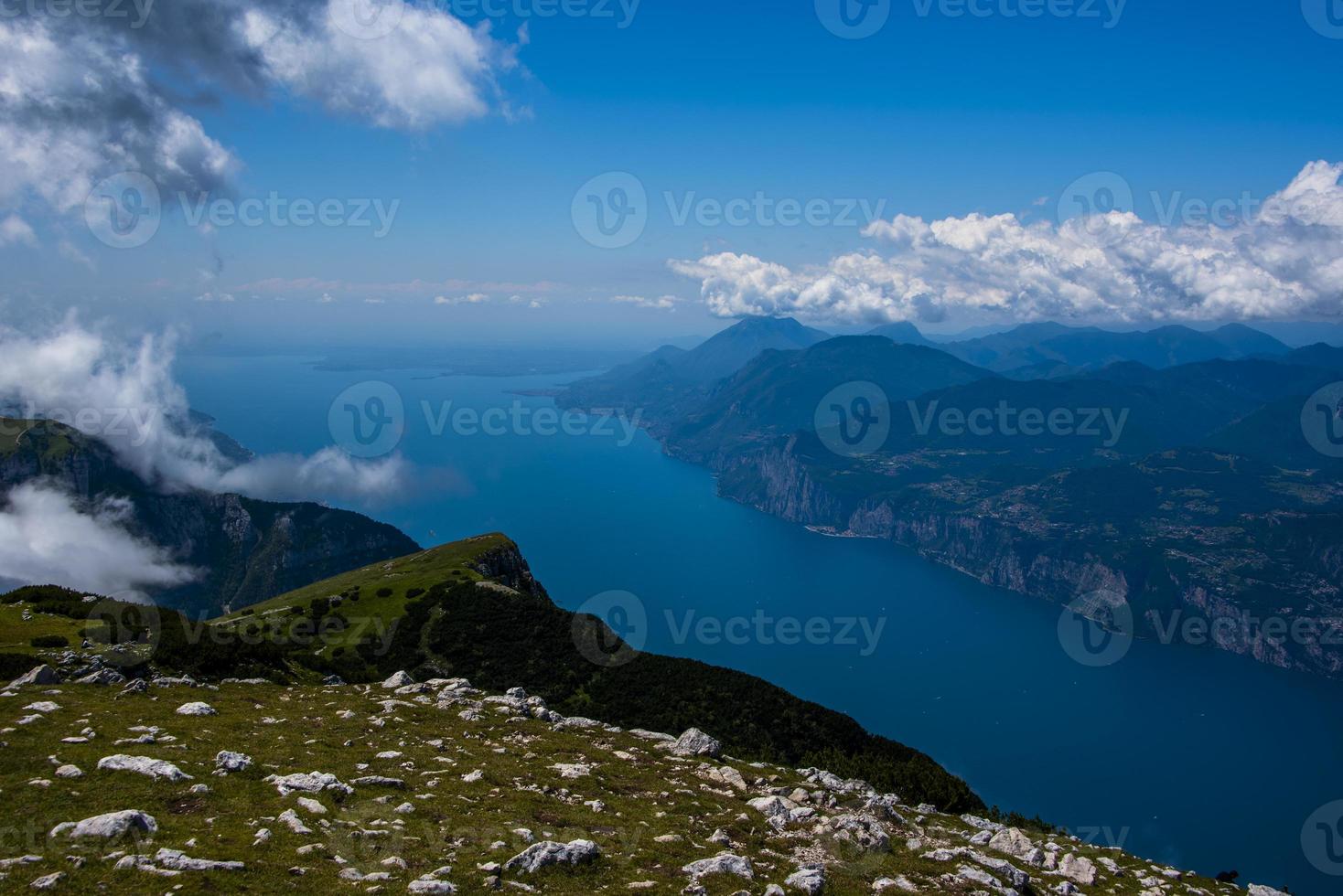 vue sur le lac de garde photo