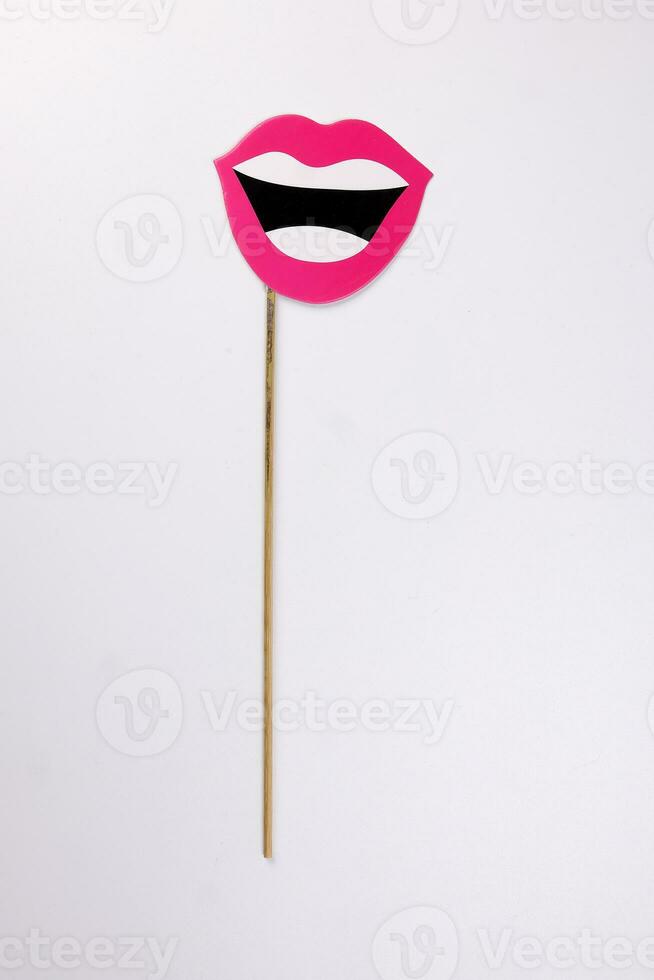 rouge lèvres blanc les dents noir ouvert smiley bouche forme papier mourir Couper selfie portrait fête amusement papier soutenir autocollant bâton sur blanc Contexte photo