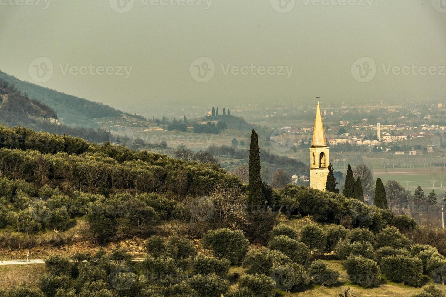 clocher et collines photo