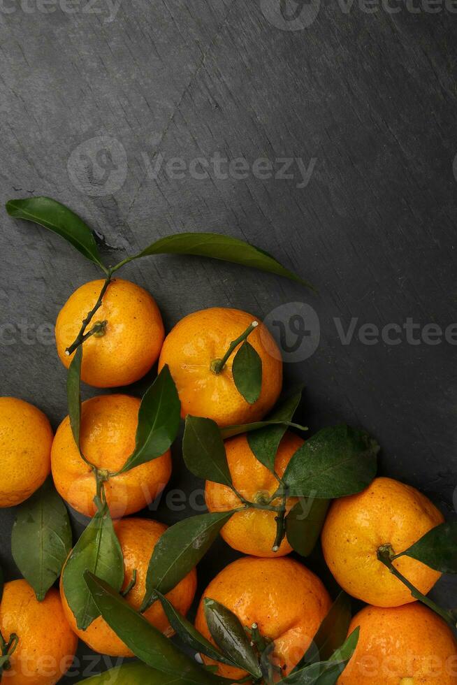 mandarin Orange vert feuille bois Caisse boîte Haut vue copie texte espace Cadre sur noir ardoise Contexte photo