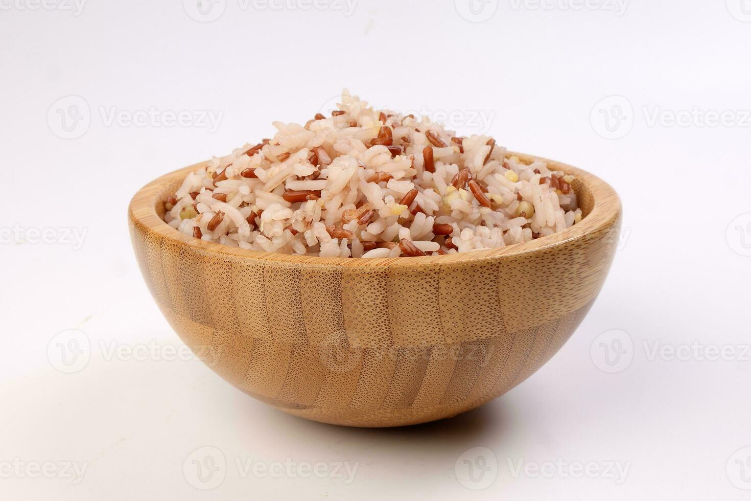 cuit mixte faible glycémique indice en bonne santé riz grain basmati Millet sarrasin rouge riz dans en bois bol sur blanc Contexte photo