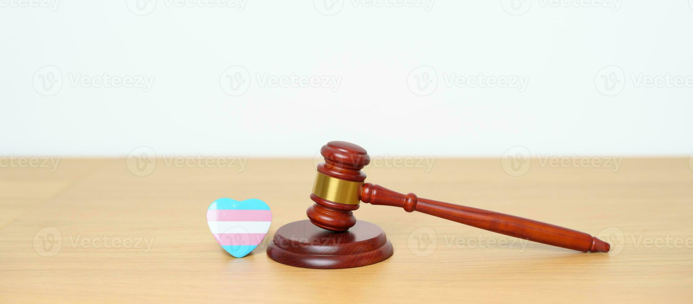 transgenres jour, lgbtq loi et fierté mois concepts. marteau Justice marteau avec bleu, rose et blanc cœur forme pour lesbienne, gay, bisexuel, queer, intersexe photo