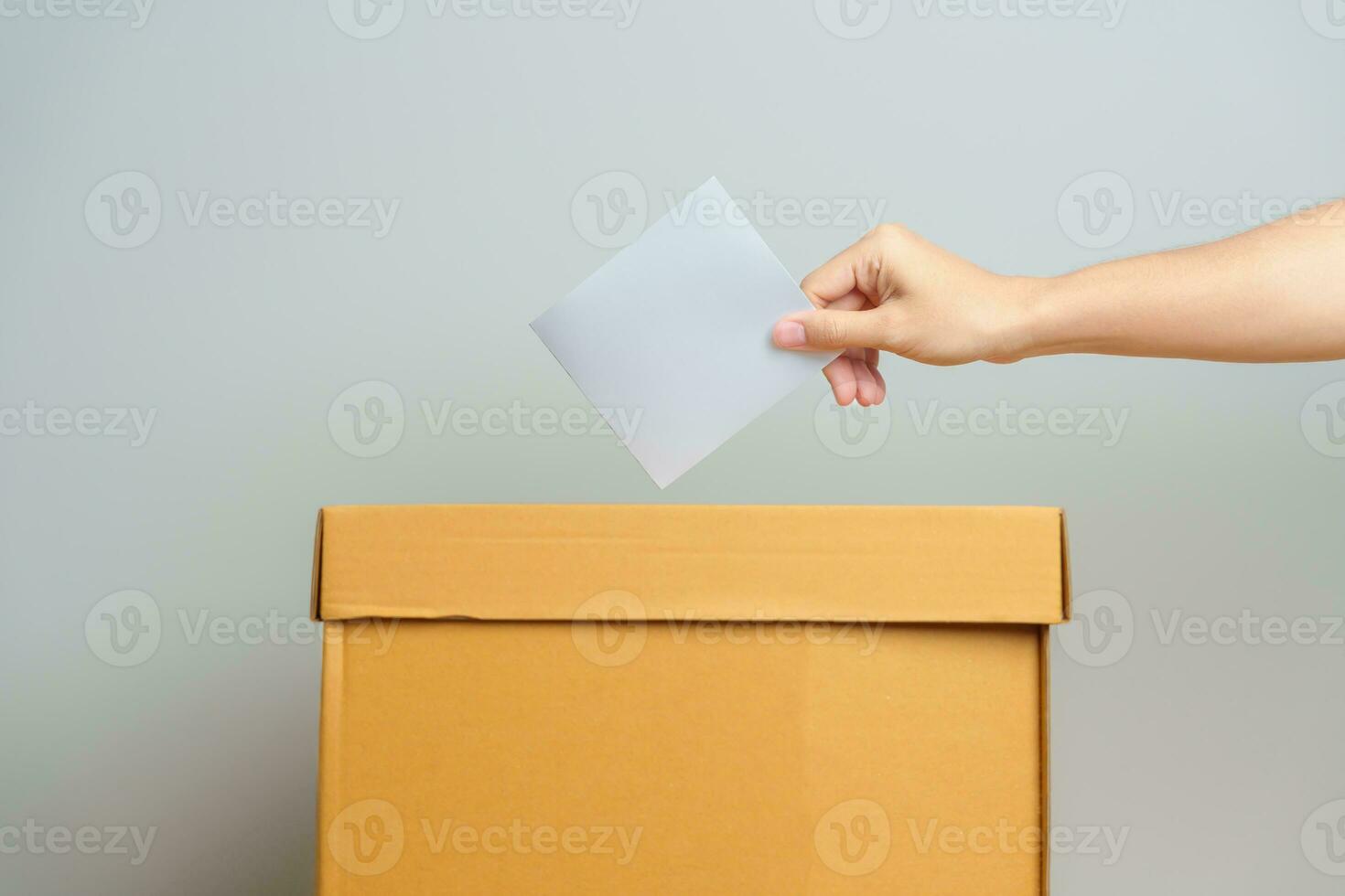 vote et la démocratie concept. homme main en mettant scrutin dans élection boîte, la démocratie référendum pour gouvernement, Président et premier ministre voter photo