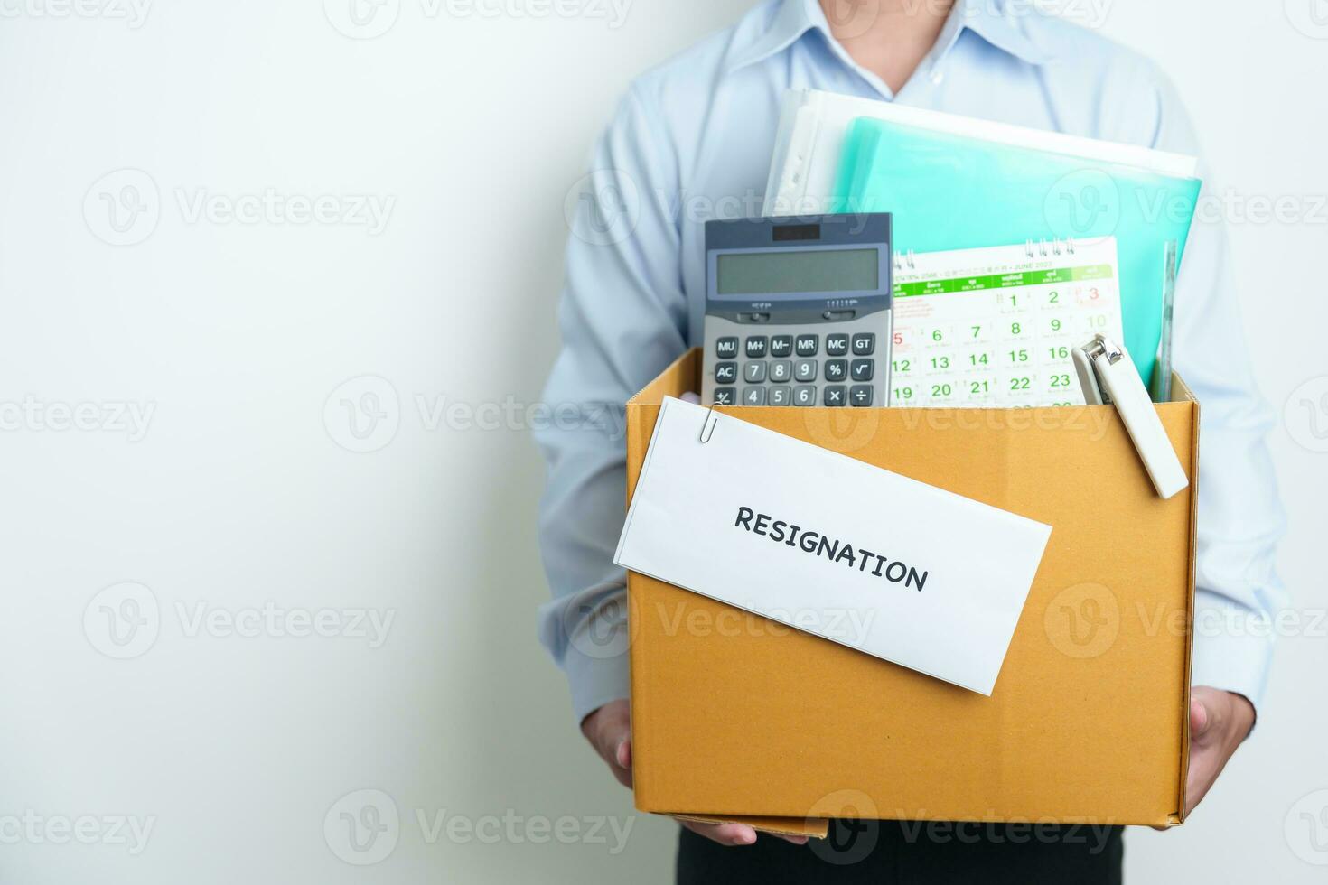 démission, Licencier, chômage, rejeter, emploi arrêter, sans emploi et adieu concept. homme d'affaire en portant lettre de démissionner Contrat avec les documents papier carton boîte à Bureau photo