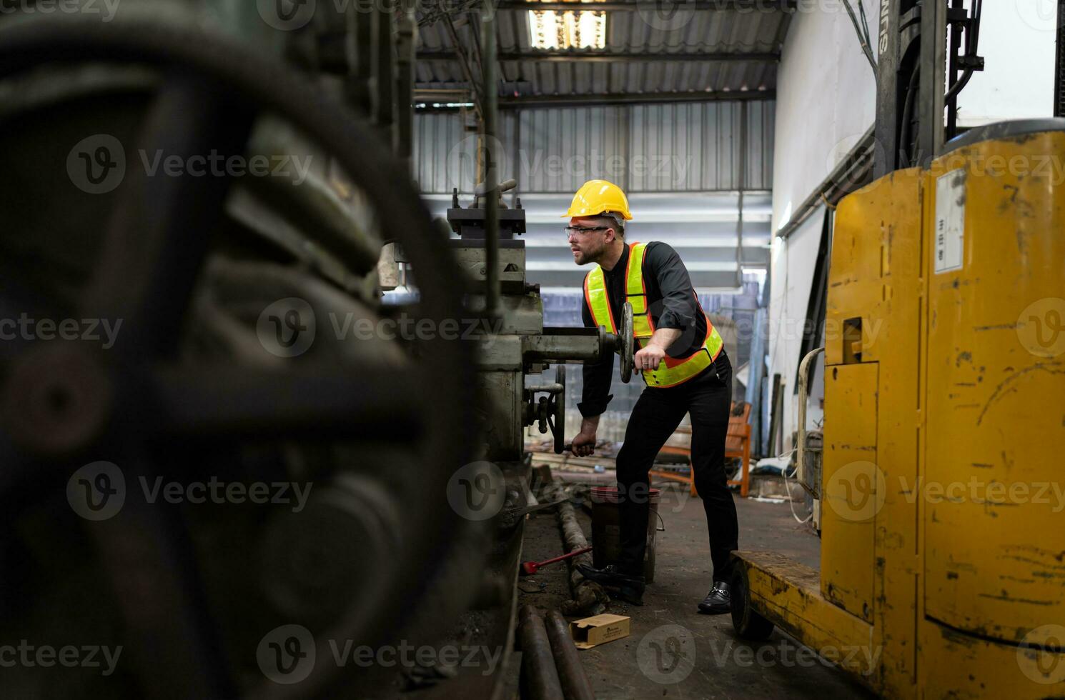 mécanique ingénieurs entrer le vieux machinerie entrepôt à inspecter et réparation utilisé machinerie avec le de l'entrepôt personnel. photo