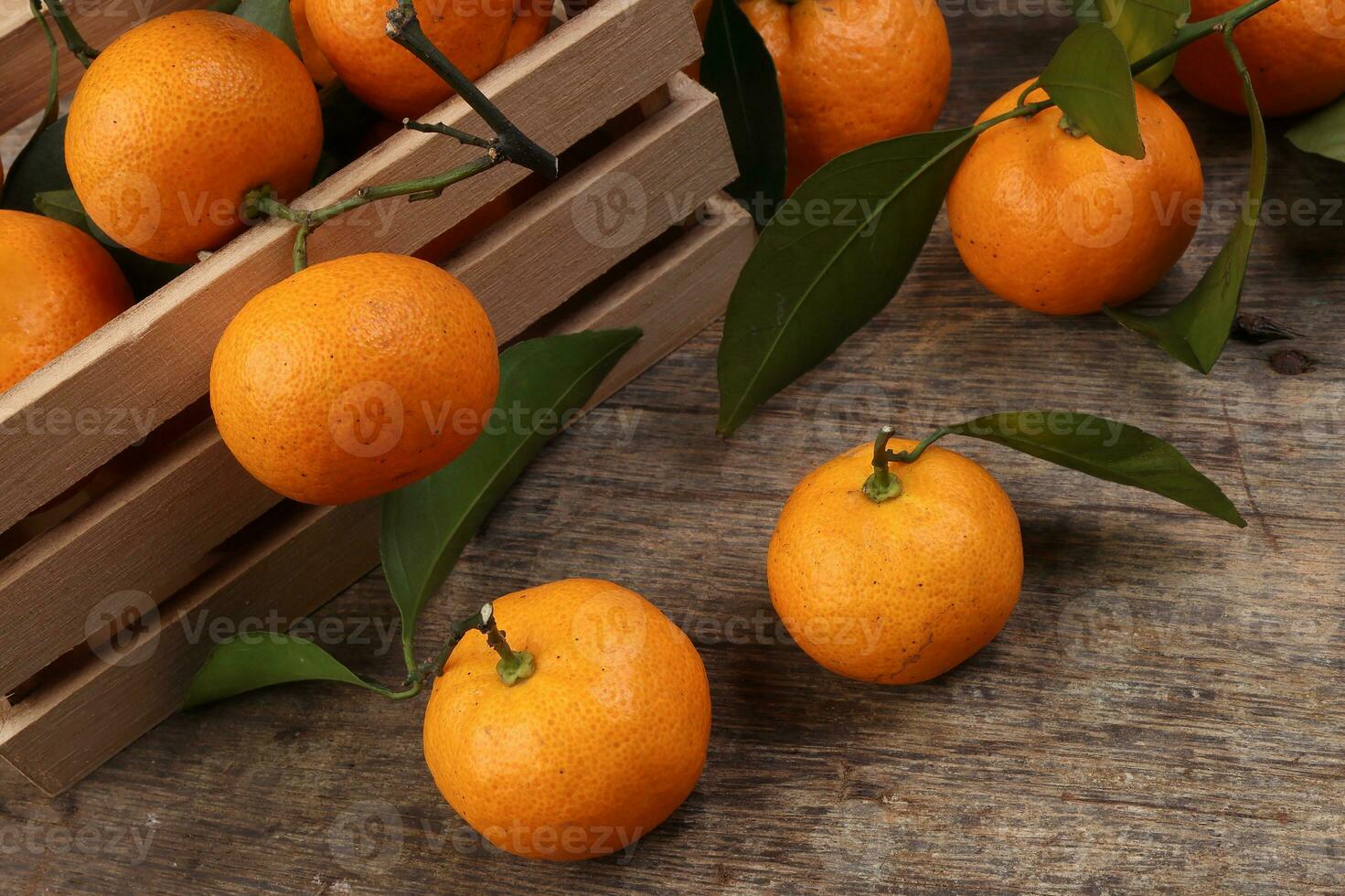 mandarin Orange vert feuille bois Caisse boîte sur rustique en bois Contexte photo