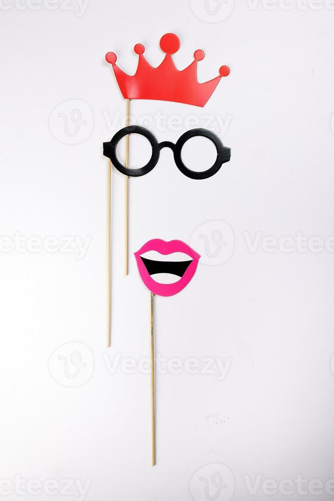 rouge couronne lèvres rond lunettes spectacle Cadre forme papier visage mourir Couper selfie portrait fête amusement papier soutenir autocollant bâton sur blanc Contexte photo