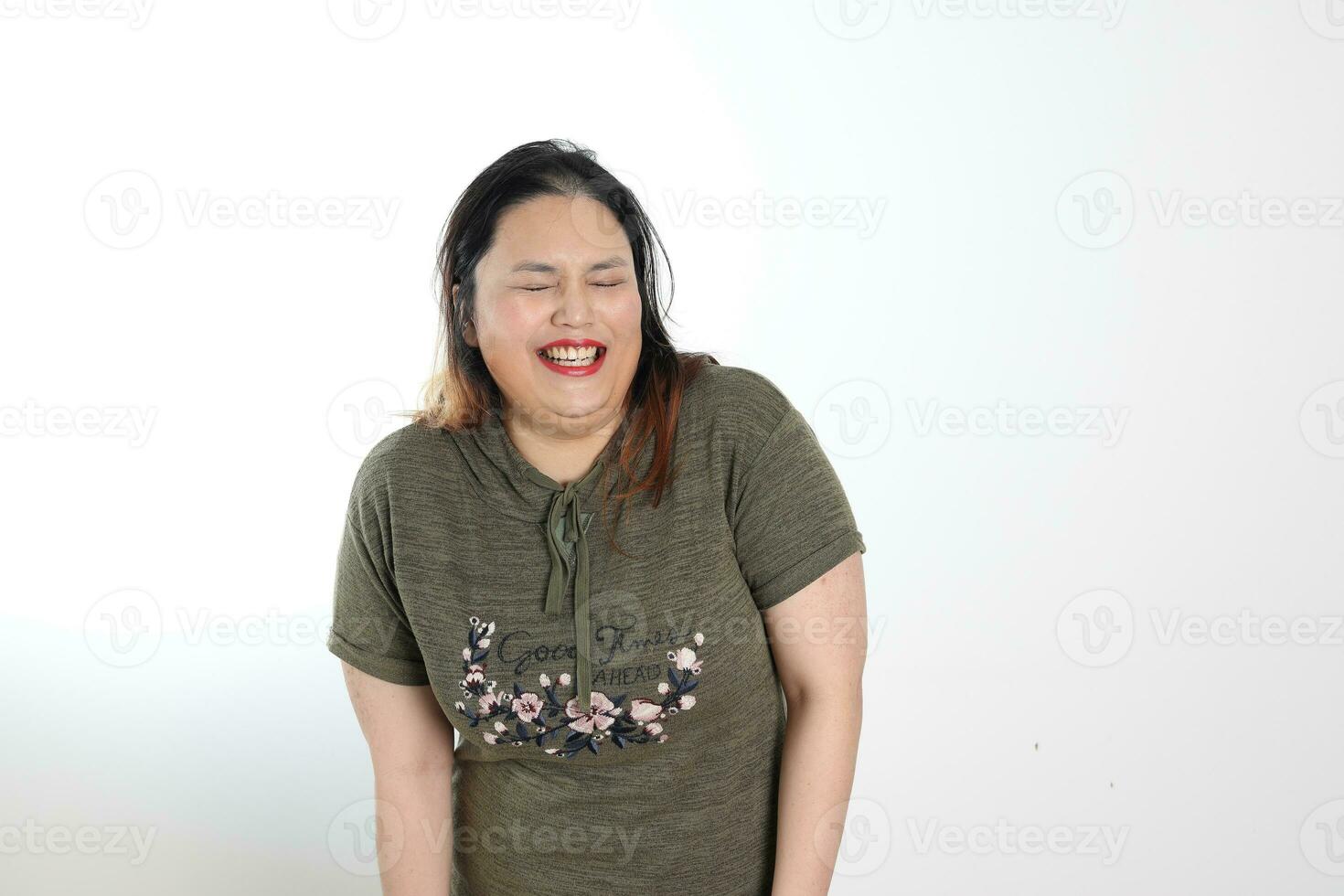 Jeune plus Taille Sud est asiatique femme pose visage expression émotion sur blanc Contexte rire hilarant photo