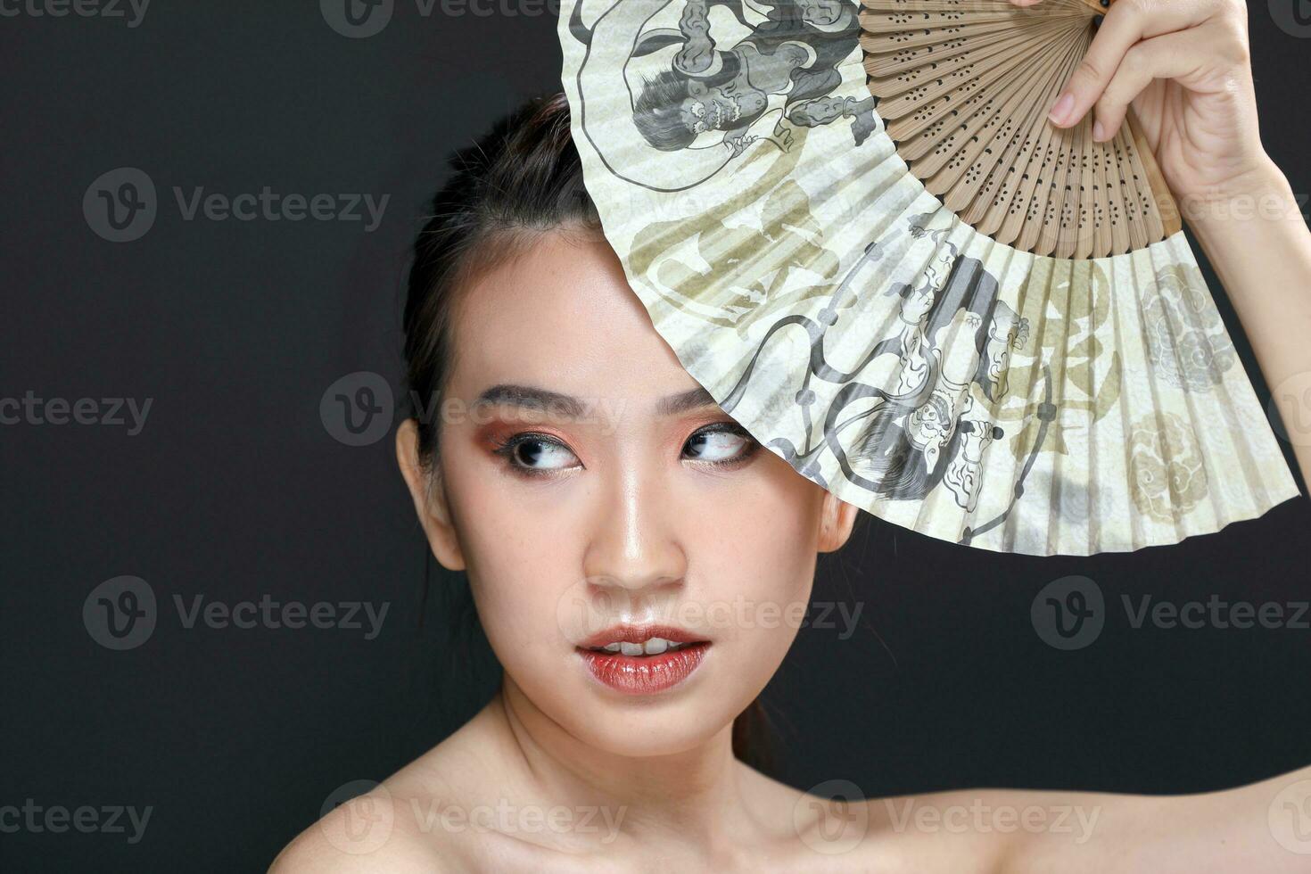 Sud est asiatique magnifique Jeune Dame mode maquillage cosmétique photo