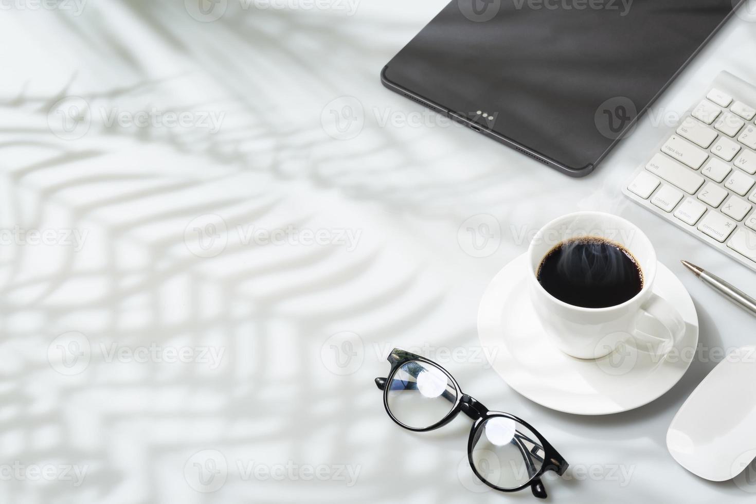 tasse de café chaud au bureau photo