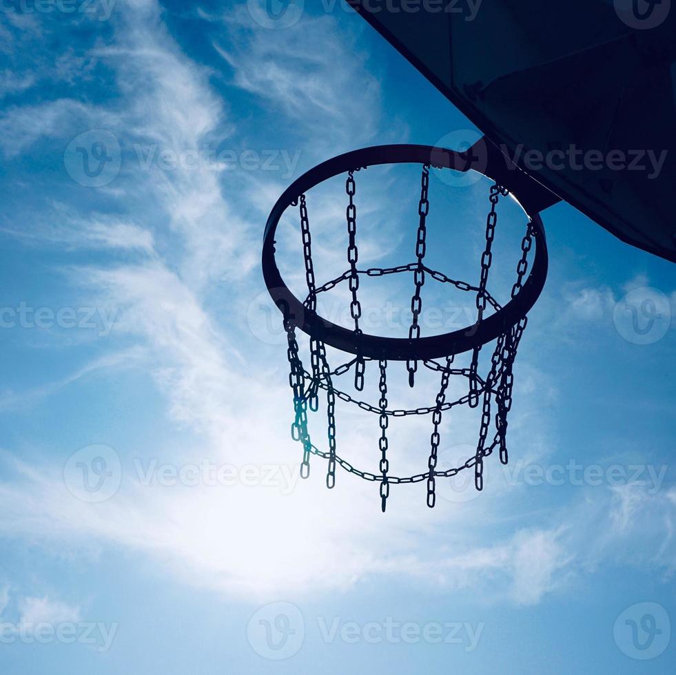 panier de basket de rue et ciel bleu photo