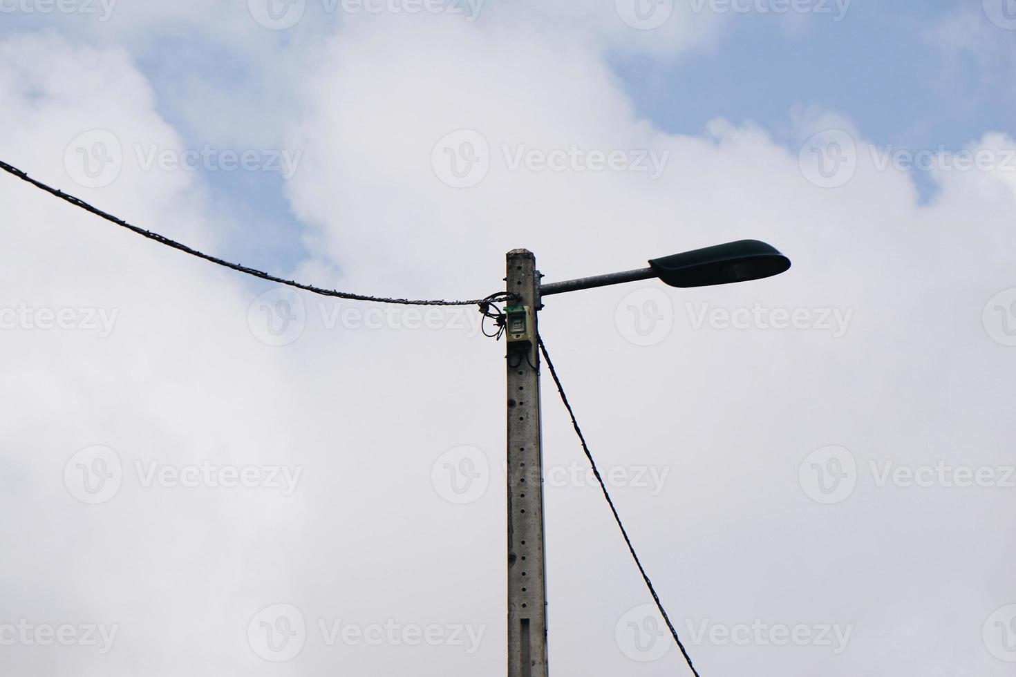 réverbère dans la rue photo