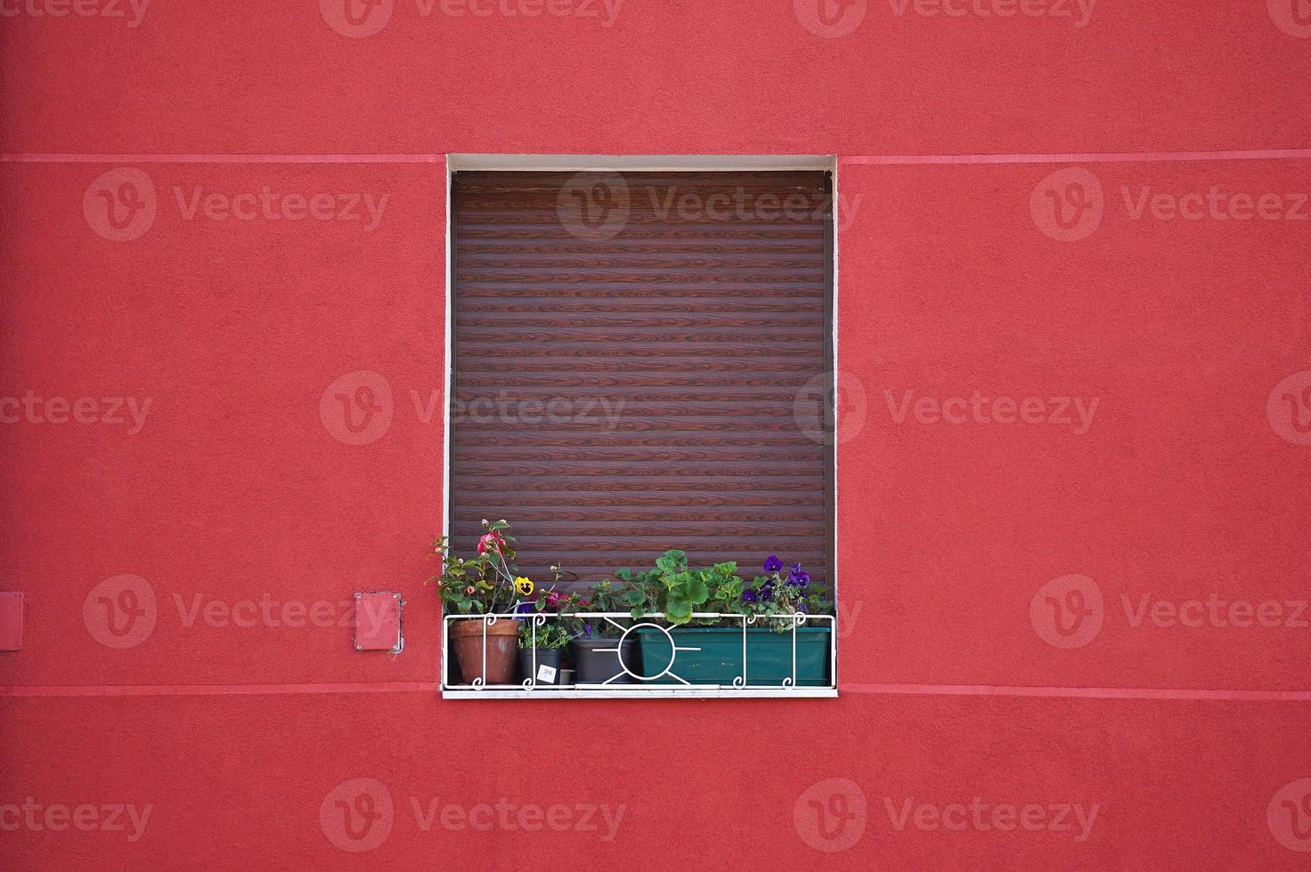 fenêtre sur la façade rouge de la maison photo