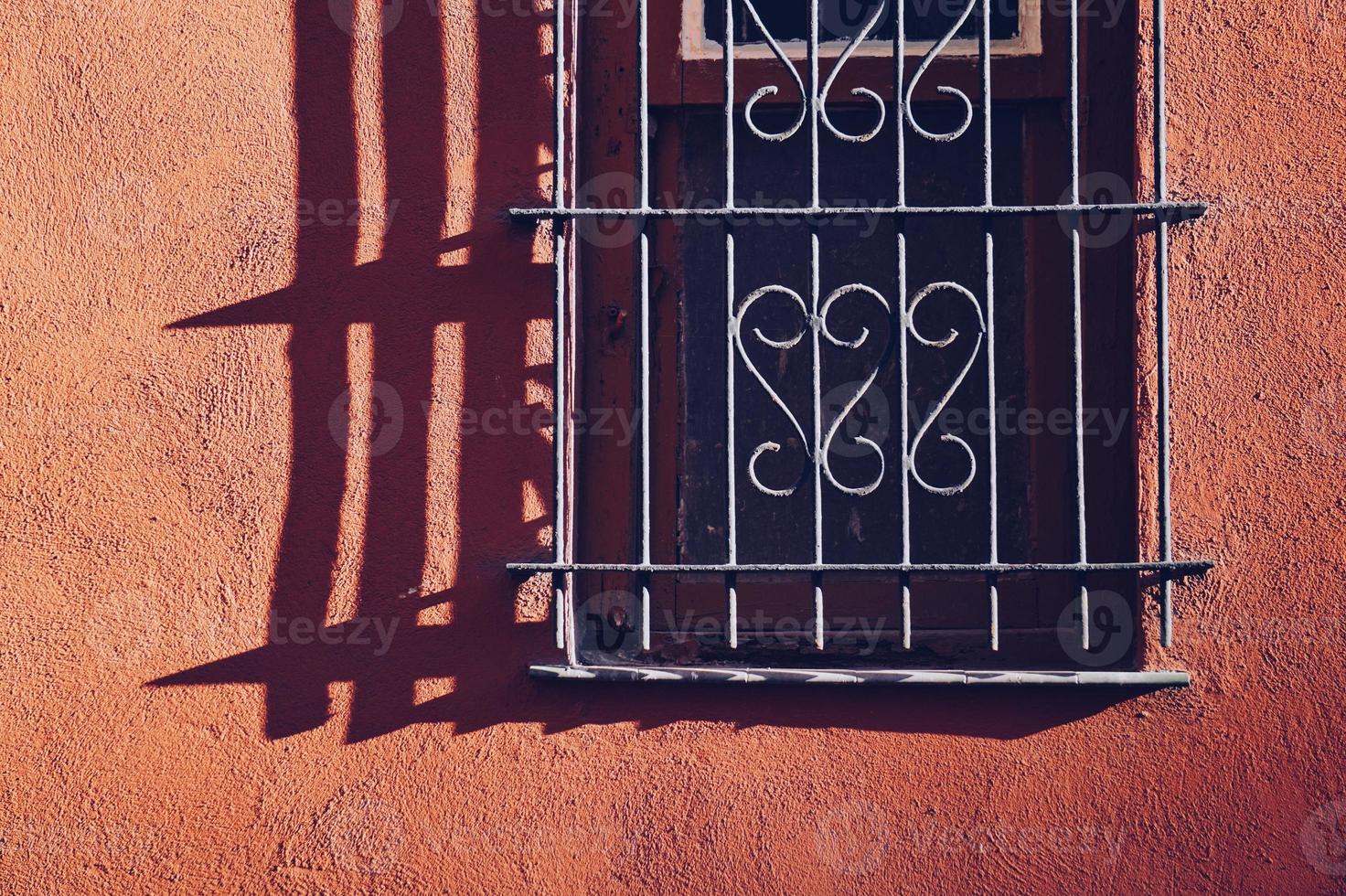 fenêtre sur la façade rouge de la maison photo