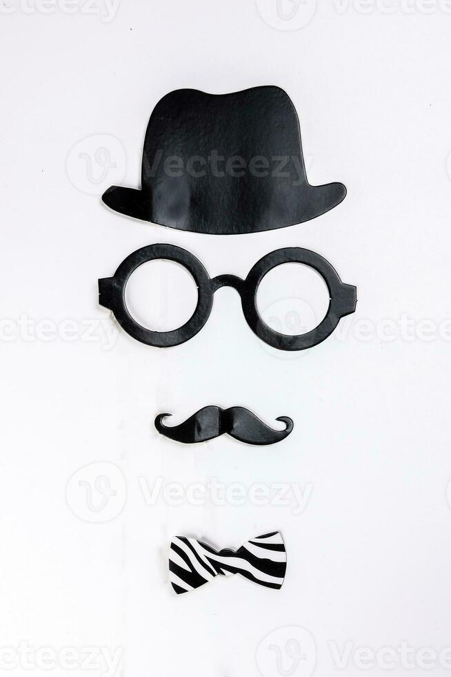 noir chapeau rond lunettes spectacle Cadre moustache bleu cou arc attacher visage forme papier mourir Couper selfie portrait fête amusement papier soutenir autocollant bâton sur blanc Contexte photo