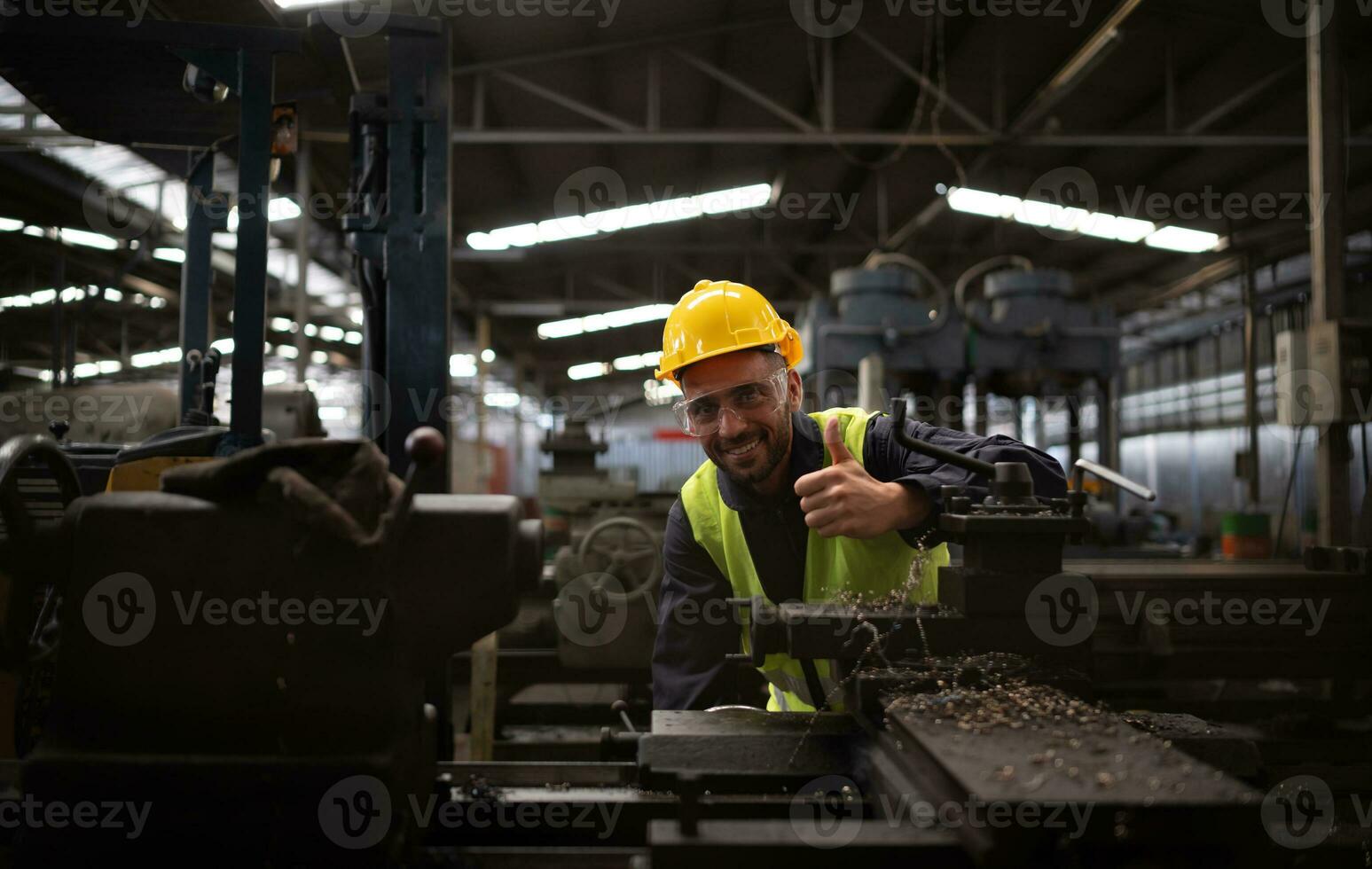 mécanique ingénieurs entrer le vieux machinerie entrepôt à inspecter et réparation utilisé machinerie avec le de l'entrepôt personnel. photo