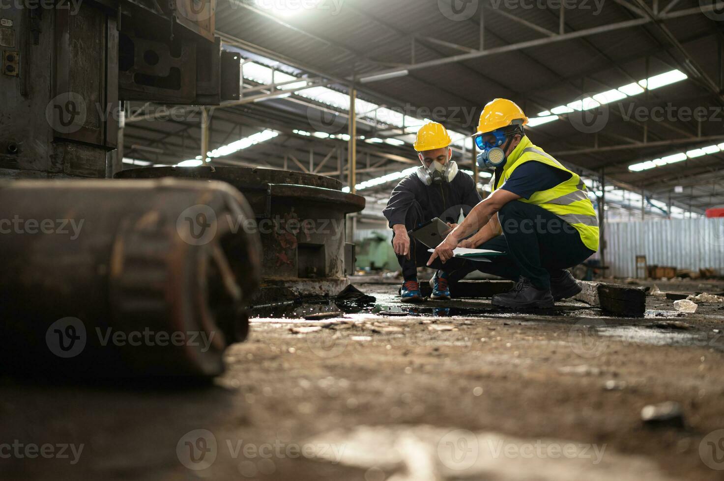 chimique spécialiste porter sécurité uniforme et gaz masque inspecter  chimique fuite dans industrie usine 28281840 Photo de stock chez Vecteezy