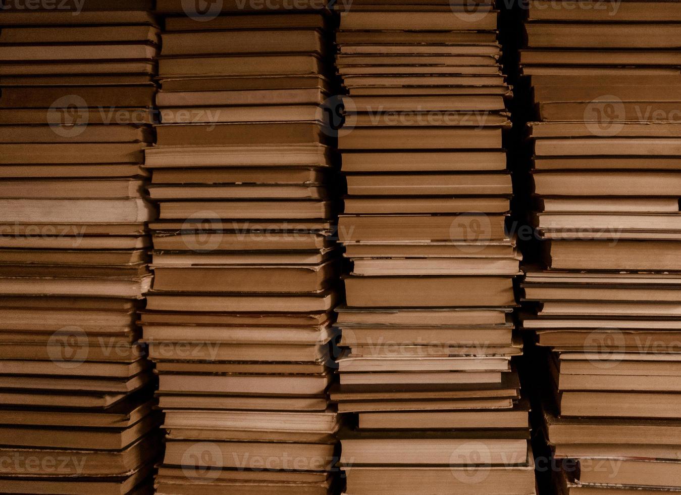 quatre piles de vieux livres fond vintage photo