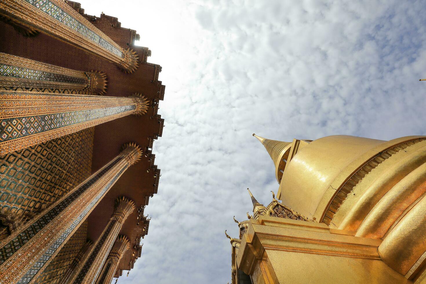 Bangkok, Thaïlande- juin 28, 2017- wat phra Kaew, dans Anglais le temple de le émeraude Bouddha et officiellement comme wat phra si rotin satsadaram, est considéré comme le plus sacré bouddhiste temple. photo