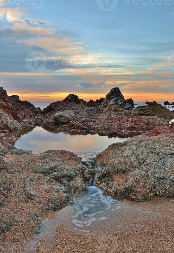 belle et calme piscine naturelle au coucher du soleil photo