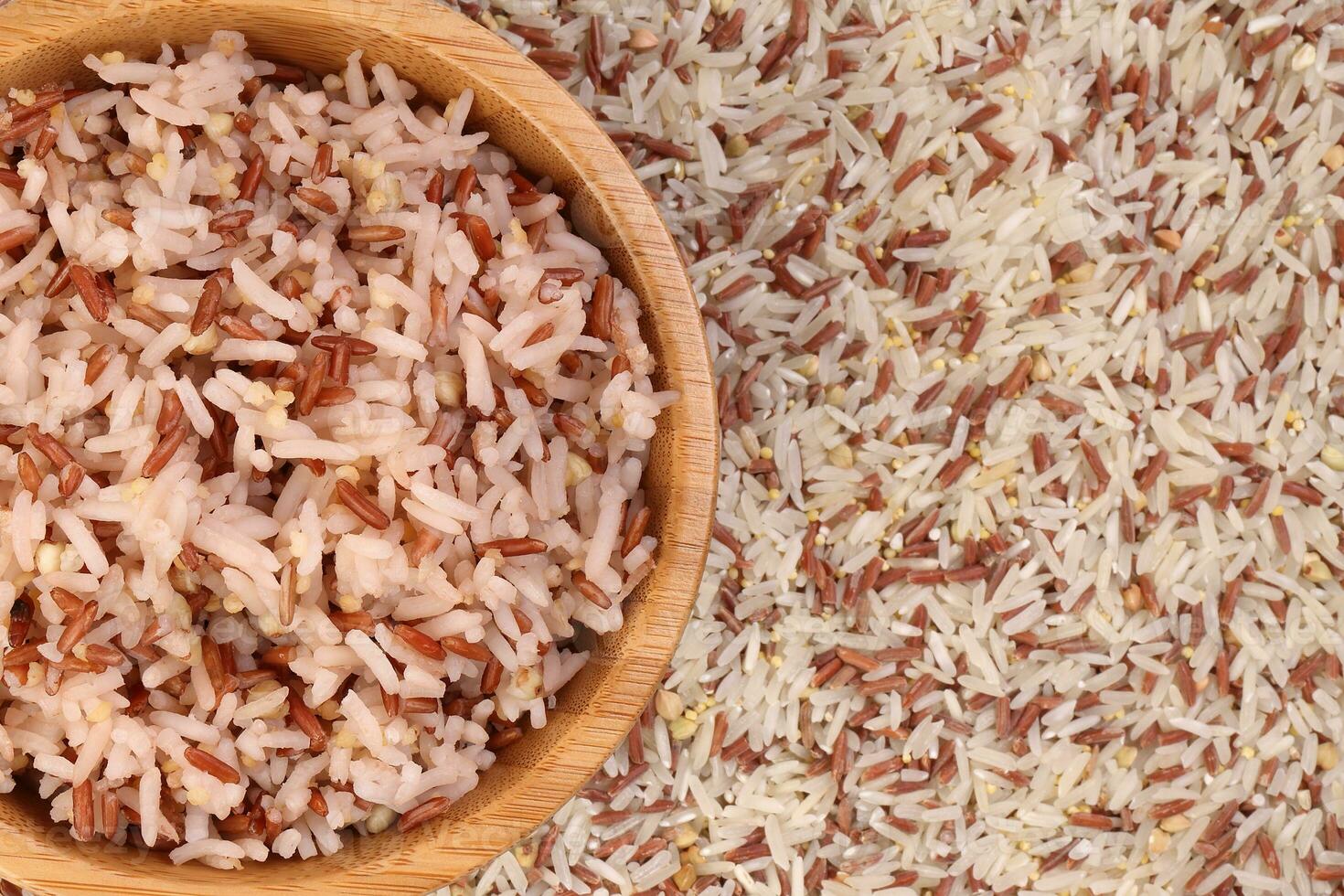 cuit et brut mixte faible glycémique indice en bonne santé riz grain basmati Millet sarrasin rouge riz dans en bois bol lit de riz plus de blanc Contexte photo