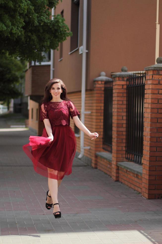 portrait de jeune fille en robe rouge photo