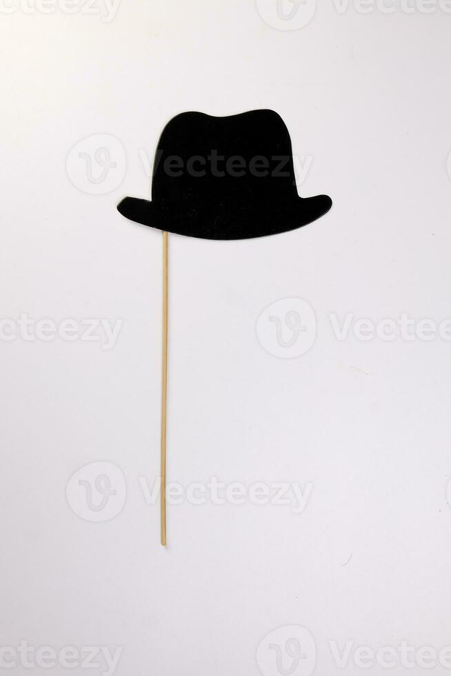 noir chapeau forme papier mourir Couper selfie portrait fête amusement papier soutenir autocollant bâton sur blanc Contexte photo