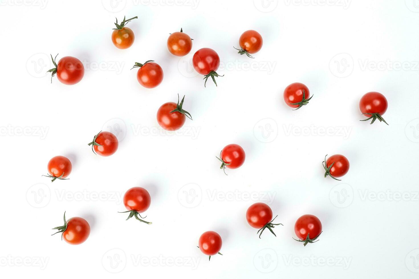 rouge mûr Cerise tomate avec tige sur blanc papier Contexte copie texte espace photo