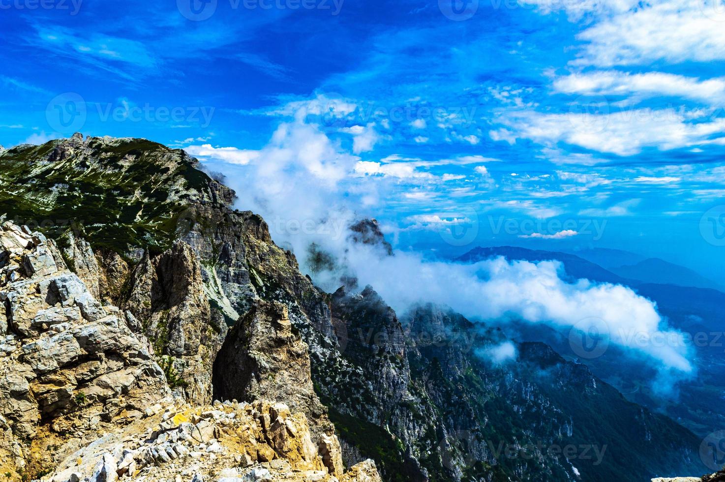 vue sur les montagnes près de recoaro photo