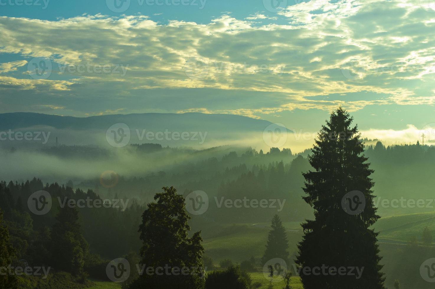 Lever du soleil un jour brumeux à asiago photo