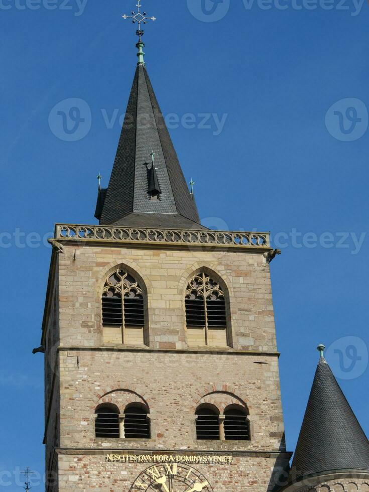 le vieux ville de trier à le moselle rivière dans Allemagne photo