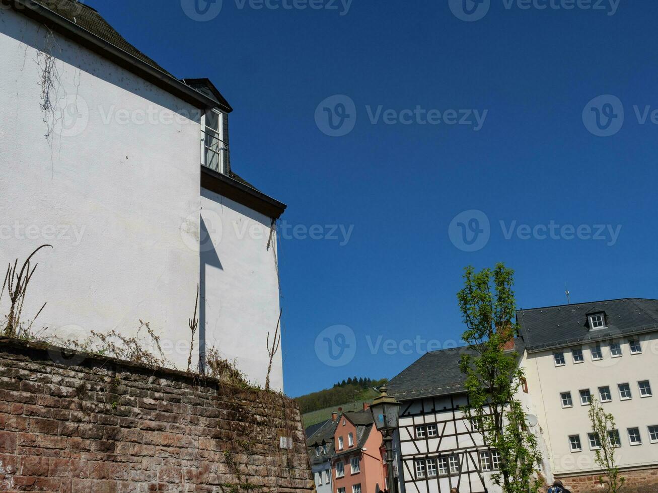 le petit ville de Sarrebourg à le Sarre rivière dans Allemagne photo