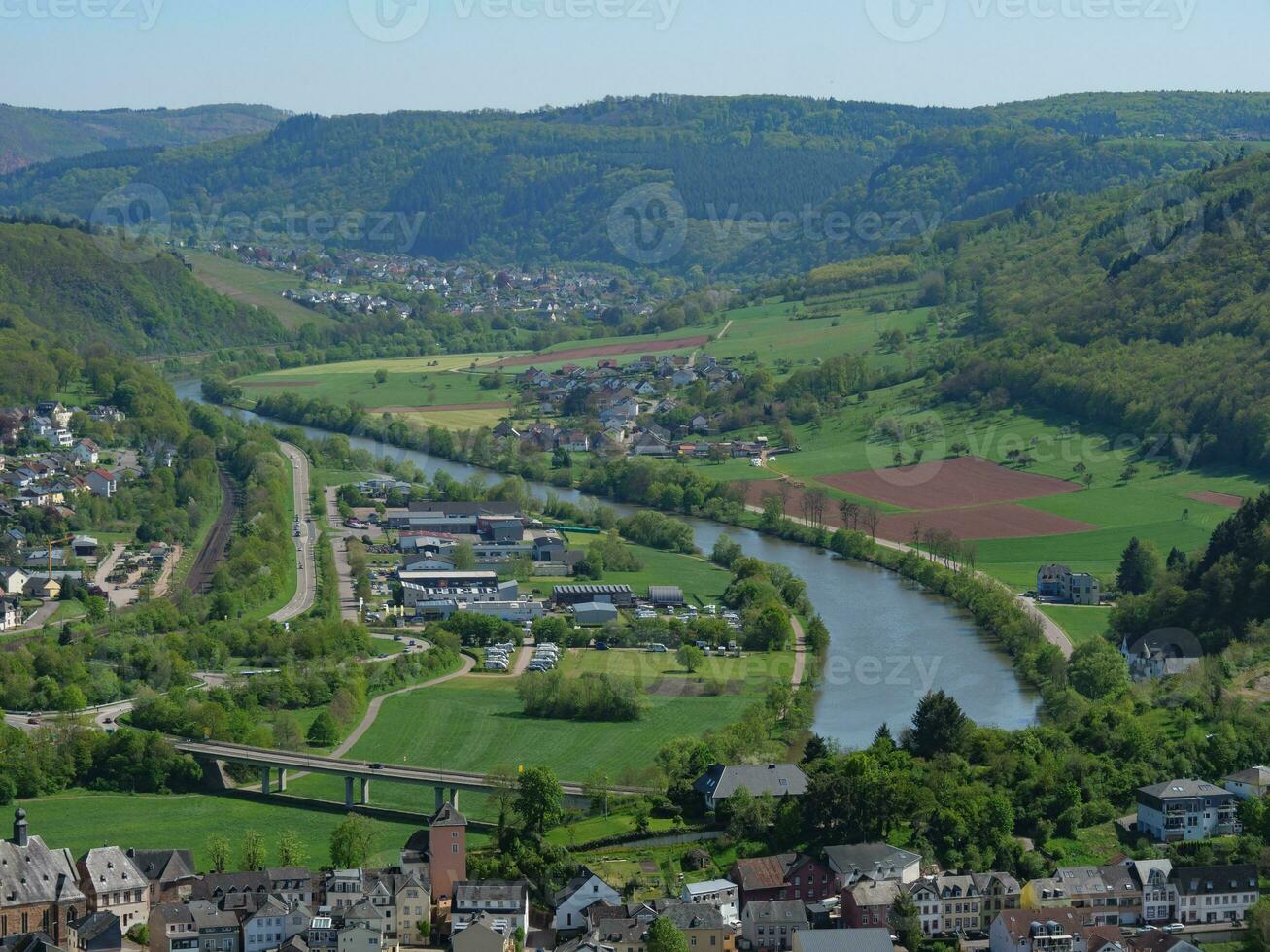 le petit ville de Sarrebourg à le Sarre rivière dans Allemagne photo