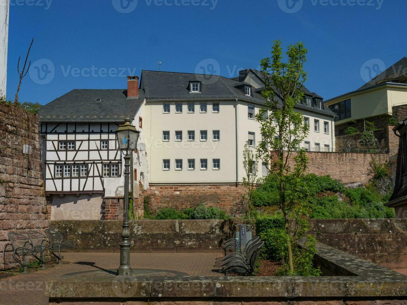 le petit ville de Sarrebourg à le Sarre rivière dans Allemagne photo