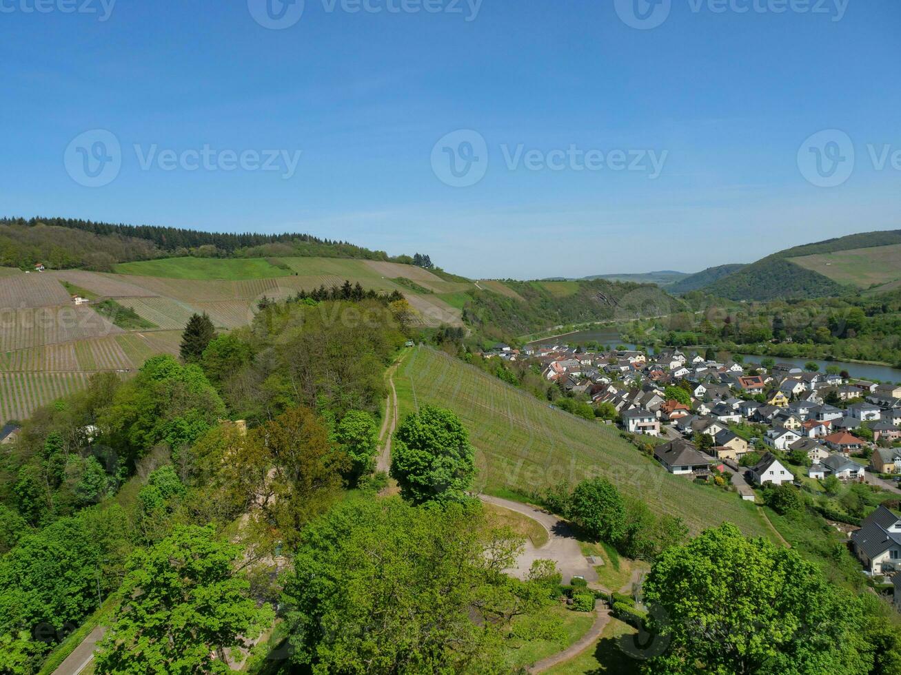 le petit ville de Sarrebourg à le Sarre rivière dans Allemagne photo