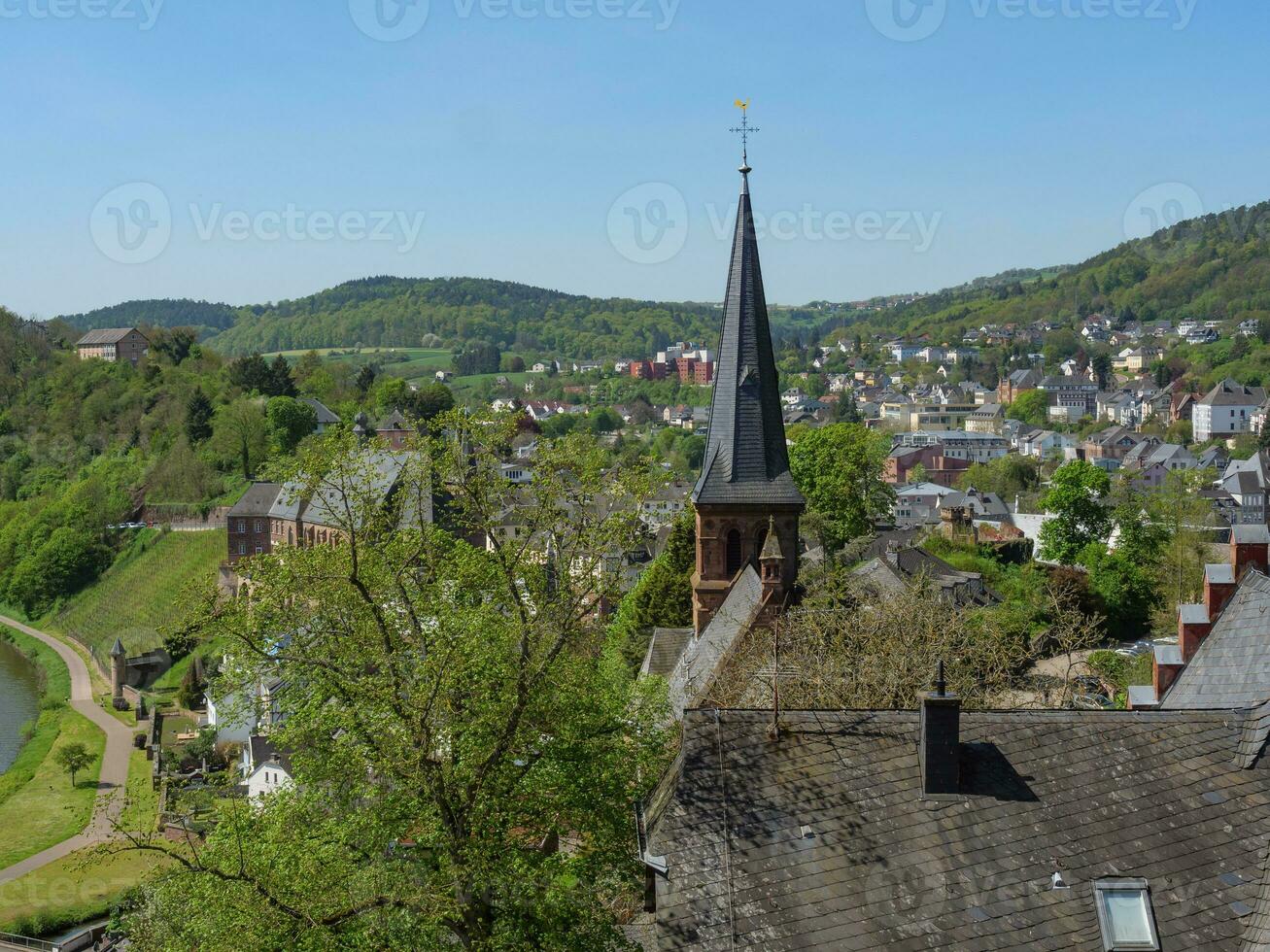 le petit ville de Sarrebourg à le Sarre rivière dans Allemagne photo