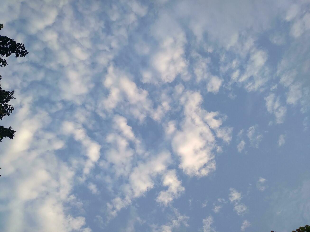 fond de ciel bleu avec des nuages photo