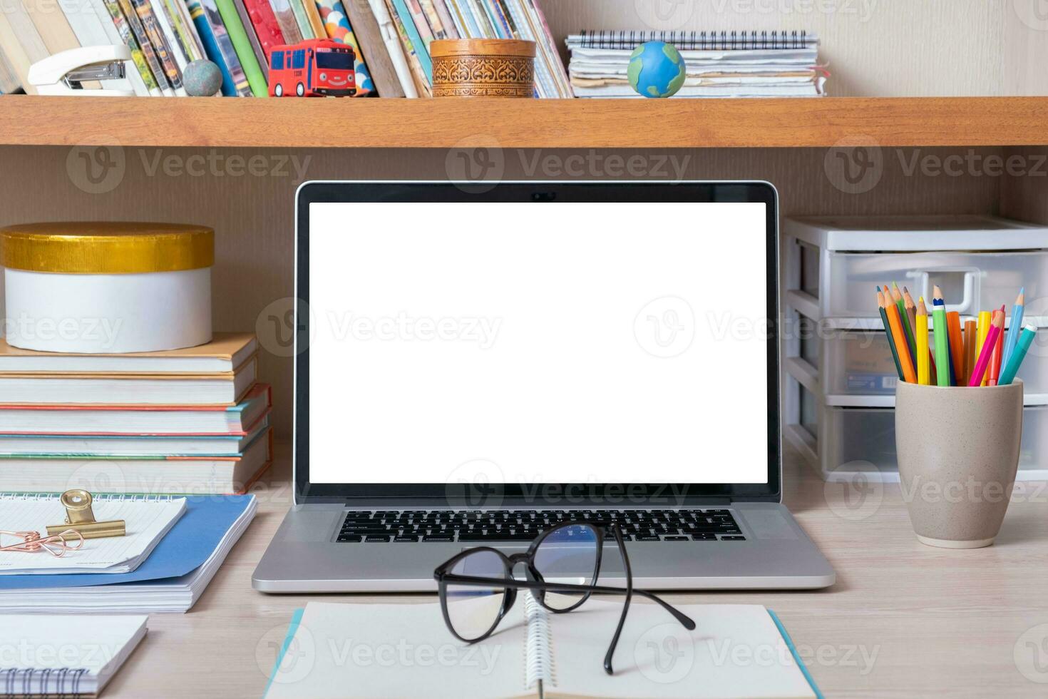 portable sur bureau avec Vide écran dans enfants chambre. enfant éducation maquette, modèle photo