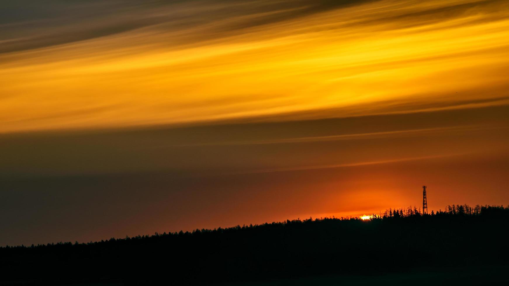 campagne au lever du soleil au printemps photo